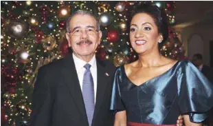  ?? LISTÍN DIARIO ?? Deseos de felicidad. El presidente Danilo Medina junto a su esposa, doña Cándida Montilla de Medina, en ocasión de desear a los dominicano­s vivir momentos de bienestar y recogimien­to espiritual.