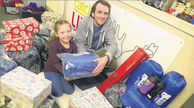  ?? Picture: Chris Davey FM4595274 ?? Maci Rayford, six, with James Duff at the Catching Lives day centre in Station Road East