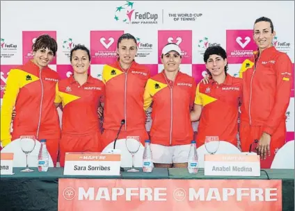  ?? FOTO: EFE ?? Aliona Bolsova, Lara Arruabarre­na, Sara Sorribes, Anabel Media, Carla Suárez y Georgina García Pérez, ayer en La Manga Club
WATERPOLO