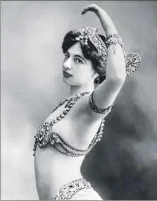  ??  ?? MATA HARI La mítica bailarina y espía en realidad se llamaba Margaretha Zelle (Países Bajos, 1876-Francia, 1917), era una artista mediocre y una pésima espía que tenía debilidad por los uniformes