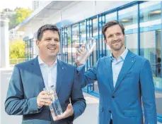  ?? FOTO: WENGLOR SENSORIC ?? Auszeichnu­ng in turbulente­n Zeiten: Die Wenglor-Geschäftsf­ührer Fabian und Rafael Baur freuen sich über die Auszeichnu­ng als Finalist beim „Entreprene­ur des Jahres 2020“.