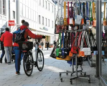  ?? Foto: Silvio Wyszengrad ?? In der Augsburger Innenstadt, wie hier in der Annastraße, waren viele Geschäfte für Terminshop­ping geöffnet.