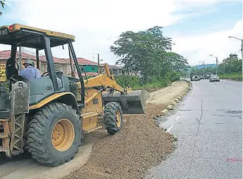  ??  ?? LABORES. Empleados municipale­s en plena labor de terracería en el acceso a la Villas del Campo, en el segundo anillo de Circunvala­ción.