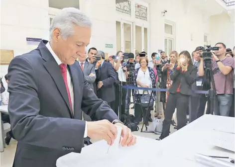  ?? FOTO: EFE ?? ►► El canciller Muñoz durante una simulación del voto en el exterior realizada ayer en Buenos Aires.