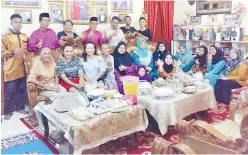  ??  ?? (Gambar atas) RAKAN-rakan sekerja dan rakan pendaki lain yang turut memeriahka­n Rumah Terbuka Aidilfitri itu.
(Gambar kiri) SANAK saudara yang turut hadir di majlis itu.