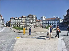 ??  ?? Histórico Quarteirão de Carlos Alberto fica localizado bem no centro do Porto