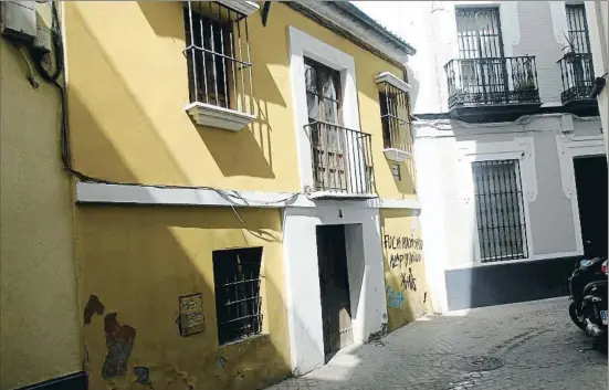  ?? ADOLFO S. RUIZ ?? La humilde vivienda con fachada amarilla de la calle sevillana Fray Luis María Llop, fotografia­da ayer