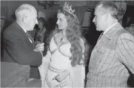  ?? AP FILES ?? Producer and director Cecil B. DeMille (left) gives actress Rhonda Fleming some advice as Tay Garnett (right) listens in 1947.