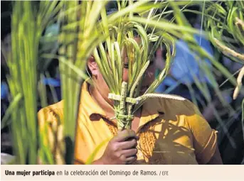  ?? / EFE ?? Una mujer participa en la celebració­n del Domingo de Ramos.