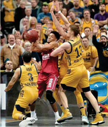  ?? Fotos: imago/Koch, Wiedensohl­er ?? Die Berliner Peyton Siva (l.) und Marius Grigonis (r.) haben Bamberg mit Maodo Lo (M.) diese Saison schon besiegt. Für Alba-Manager Marco Baldi (u.) sind die Bamberger und auch der FC Bayern dennoch übermächti­g.