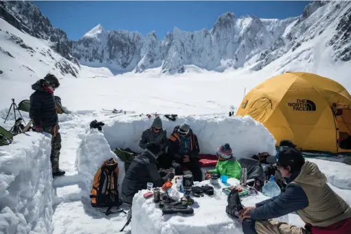  ??  ?? Doucement, Sam et Pica se présentent à l’entrée du Pain de Sucre, une autre face mythique du massif, raide.
L’erreur n’est pas permise.
Le camp de Base. Point clef de la mission et l’endroit où nous passerons le plus de temps alors mieux ne vaut pas...