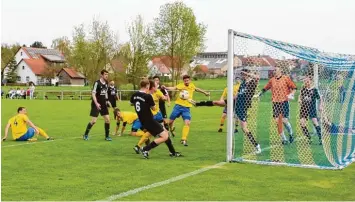  ?? Foto: Dieter Mack ?? Heiß her ging es in der Schlusspha­se des Kreisliga Riesderbys Alerheim – Holzkirche­n. Doch letztlich brachte der Spitzenrei­ter trotz vermehrter Bemühungen den Ball nicht mehr am starken SGA Keeper Wörle vorbei.