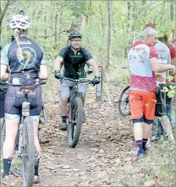  ?? Keith Bryant/The Weekly Vista ?? Riders gather at the Back 40 trail system, ready to tackle the new trails.