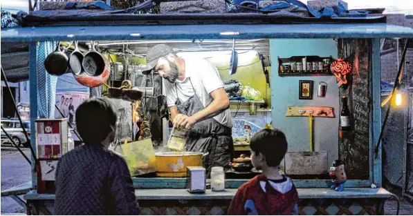  ?? Foto: Bastian Sünkel ?? Der Augsburger Max Wüst hat in Mexiko eine neue Heimat gefunden: In seinem Imbiss „Heimatlieb­e“gibt es deutsche Gerichte wie Apfelstrud­el und Kässpätzle.