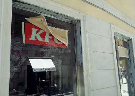 ??  ?? L’insegna fa capolino
Le vetrine del futuro ristorante-fast food KFC all’angolo con piazza delle Erbe
