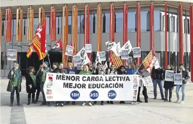  ?? SERVICIO ESPECIAL ?? Representa­ntes de los sindicatos, ayer, durante su protesta ante Educación.