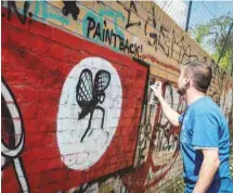  ?? SOPHIA KEMBOWSKI AGENCE FRANCE-PRESSE ?? Ibo Omari a eu l’idée de fonder le projet #Paintback pour dissimuler les graffitis néonazis, ici devenus un moustique.