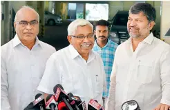  ?? DC ?? Telangana Jana Samiti chief Prof. Kodandaram flanked by CPI Telangana state secretary Chada Venkat Reddy (left) and Telangana Telugu Desam president L. Ramana at the latter’s residence on Wednesday. —