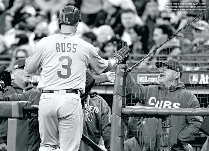  ?? BEN MARGOT/AP ?? David Ross is congratula­ted by Joe Maddon after hitting a solo homer against the Giants
in Game 4 of the 2016 NLDS.