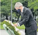  ?? Foto: Reuters / Eugene Hoshiko ?? IOC-Boss Thomas Bach legte in Hiroshima einen Kranz nieder.