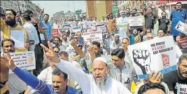  ??  ?? Members of the Kashmiri business community shout slogans during a protest at Lal Chowk in Srinagar on Sunday. WASEEM ANDRABI/HT