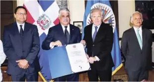  ?? FUENTE EXTERNA ?? Personalid­ades. El canciller Miguel Vargas recibe reconocimi­ento al merengue de manos de Luis Almagro, secretario general OEA. En los extremos, Gedeón Santos y Andrés González.