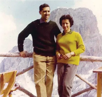  ?? ?? L’immagine
Francesco Sabatini con la moglie Francesca Cimino in Valle d’Aosta nel 1966