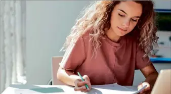  ??  ?? Trois causes principale­s provoquent un éventuel échec aux examens : lacunes scolaires, excès de stress et manque de révisions.