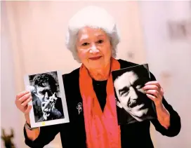  ?? FOTO ?? Sara Facio sostiene estos dos retratos históricos de Gabriel García Márquez. Las únicas imágenes de Gabo en Argentina.