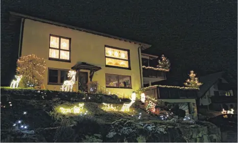  ?? FOTOS: ALEXANDRA SCHNEID ?? Jedes Jahr zum ersten Advent gehen die Lichter am Haus der Familie Grikszus in Seitingen-Oberflacht an.