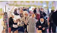  ?? FOTO: NORBERT PRÜMEN ?? Viele Besucher kamen zum Kunsthandw­erkermarkt im Kempener Kramer-Museum.