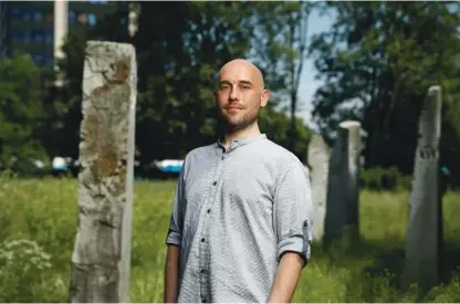  ?? Foto Leon Vidic ?? Nazadnje sva bila v stiku, ko ste prejeli nagrado Arsova lastovka za najboljšo kratko zgodbo. 'V zadnjih desetih letih sem mogoče izčrpal določene pristope in/ ali teme, s katerimi se ukvarjam oziroma sem se ukvarjal do zdaj, in mogoče malo tipam in iščem nove načine, nove pristope, nove zgodbe,' ste takrat povedali v radijskem pogovoru. Triger je bil tik pred izidom. A če v tej zgodbi ni bilo klasičnega elementa vaših del – telesnosti –, je v romanu močno prisoten. Kako ste torej v njem inovirali?