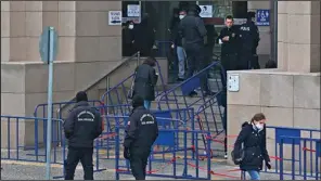  ?? (AP/Mehmet Guzel) ?? Police officers provide security outside an Istanbul courthouse where Can Dundar, the former editor-in-chief of opposition newspaper Cumhuriyet, was convicted Wednesday.