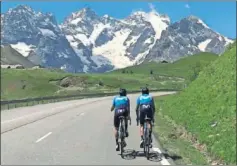  ??  ?? Dos ciclistas de Movistar, en una imagen de archivo.
