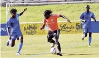  ?? FUENTE EXTERNA ?? Acción del partido del pasado domingo entre Cibao FC y Atlántico FC, clubes que se miden nueva vez en las semifinale­s.