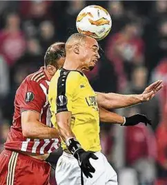  ?? Foto: AFP ?? Bryan Mélisse (r.) spielt mit F91 in der Europa League unter anderem gegen Vasilis Torosidis und Olympiakos Piräus.