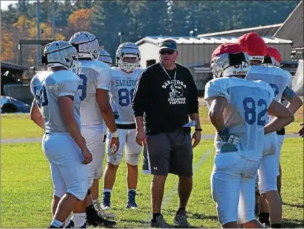  ?? BY NICK TOPPING - NTOPPING@DIGITALFIR­STMEDIA.COM ?? Saratoga Springs coach Terry Jones talks to his team during practice Wednesday. Saratoga went undefeated in the regular season this year and are looking to continue their strong season against Bethlehem in the first round of the playoffs.