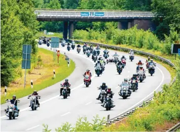  ?? Foto: Hauke-christian Dittrich, dpa ?? Für viele ein rotes Tuch: Motorradfa­hrer im Konvoi.
