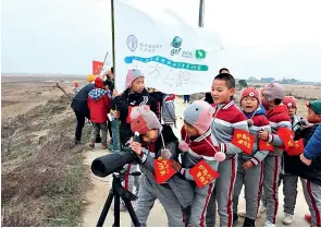  ?? Photo courtesy of FAO-GEF Jiangxi Project ?? FAO-GEF Jiangxi Project organizes a regular activity for primary school students to watch migratory birds in winter.