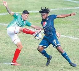  ??  ?? argentino. Ryduan Palermo del Marathón remata presionado por Christophe­r Meléndez del Motagua.