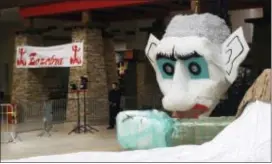  ?? MORGAN LEE — THE ASSOCIATED PRESS ?? Shopping mall security guard David Maez keeps watch over pieces of a giant Zozobra puppet in Santa Fe, N.M., on Wednesday.