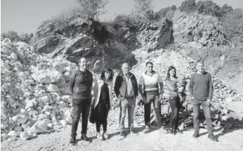  ??  ?? Miembros del Ayuntamien­to y los propietari­os, ayer en la visita de la planta de Askape.