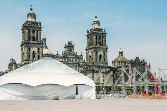  ?? ARACELY MARTÍNEZ/ OVACCIONES ?? Como parte de la reactivaci­ón económica instalan una réplica de la Capilla Sixtina en el Zócalo