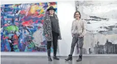  ?? FOTO: HELMUT VOITH ?? Carla Chlebarov (links) und Alma Göring vor ihren Bildern in der Galerie Plattform 3/3.
