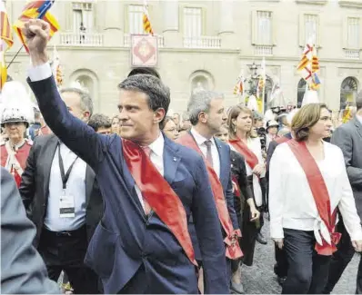  ?? Jordi Cotrina ?? Ada Colau, Jaume Collboni y Manuel Valls, en la plaza de Sant Jaume, tras la segunda investidur­a de la alcaldesa.