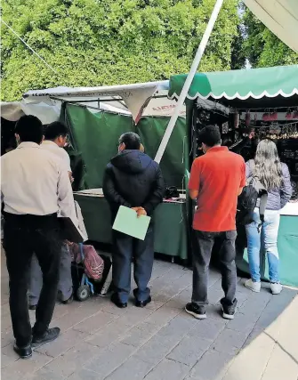  ?? /FABIOLA VÁZQUEZ ?? La mañana del sábado, personal del ayuntamien­to notificó a los artesanos que deberían desalojar la Plaza San José