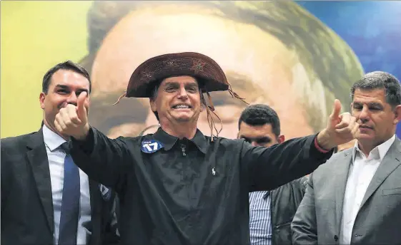  ?? AFP / MAURO PIMENTEL ?? ►► Favorito 8Jair Bolsonaro, candidato de la extrema derecha a la presidenci­a de Brasil, durante una rueda de prensa en Río de Janeiro, el jueves.