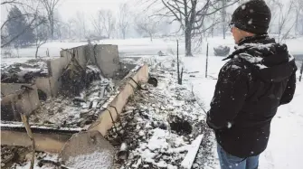  ?? REUTERS ?? La caída de nieve ayudó a consumir las decenas de incendios en Colorado