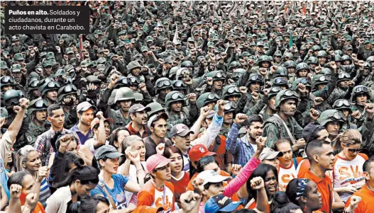  ?? DPA ?? Puños en alto. Soldados y ciudadanos, durante un acto chavista en Carabobo.