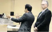  ?? AMY BETH BENNETT South Florida Sun Sentinel ?? Defense lawyer Mark Eiglarsh gestures as if he is holding a gun as he speaks during a hearing in the case of former Marjory Stoneman Douglas High School School Resource Officer Scot Peterson, right, at the Broward County Courthouse in Fort Lauderdale on Tuesday.